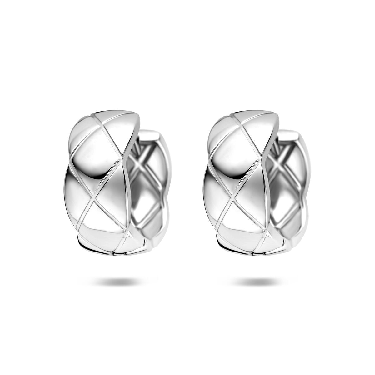 Boucles d'oreilles en argent 925, de forme arrondie avec un motif entrelacé.