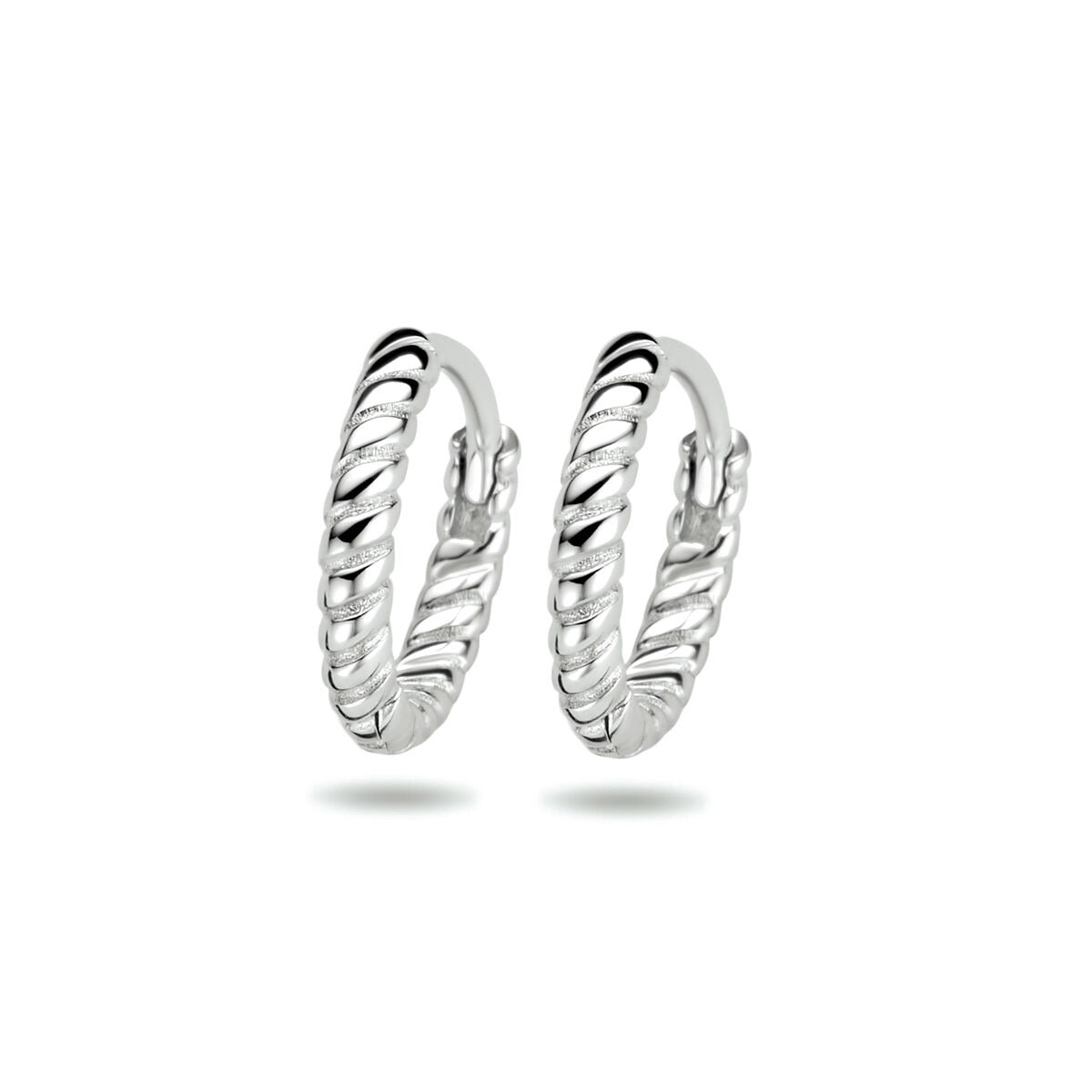 Boucles d'oreilles en argent rhodié, design torsadé, diamètre de 11 mm.