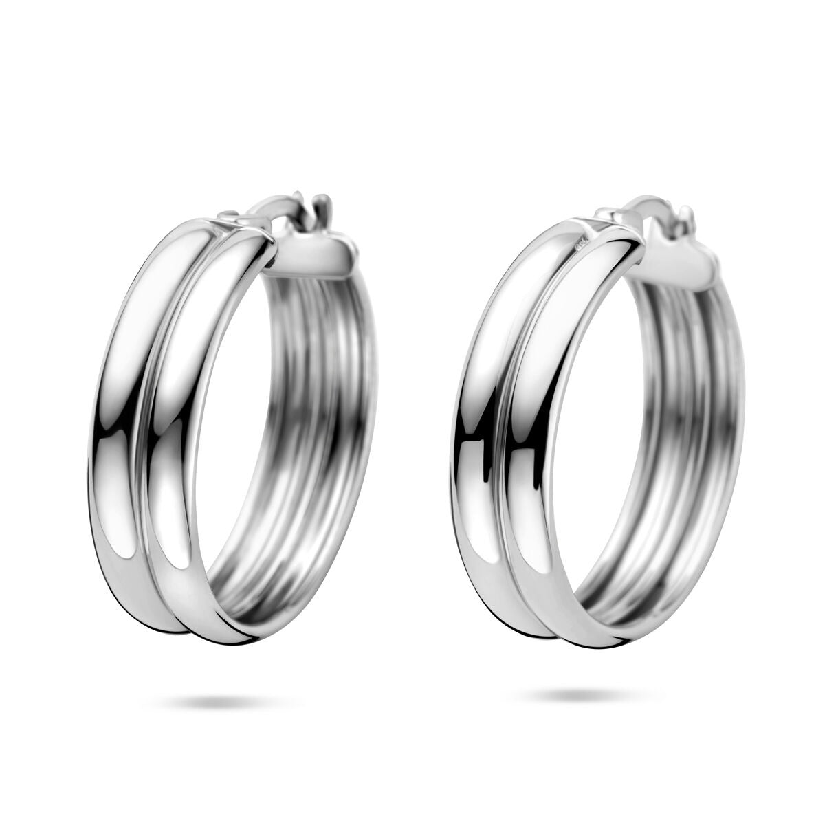 Boucles d'oreilles en argent rhodié, de forme ronde avec deux anneaux superposés, mesurant 23x6 mm.