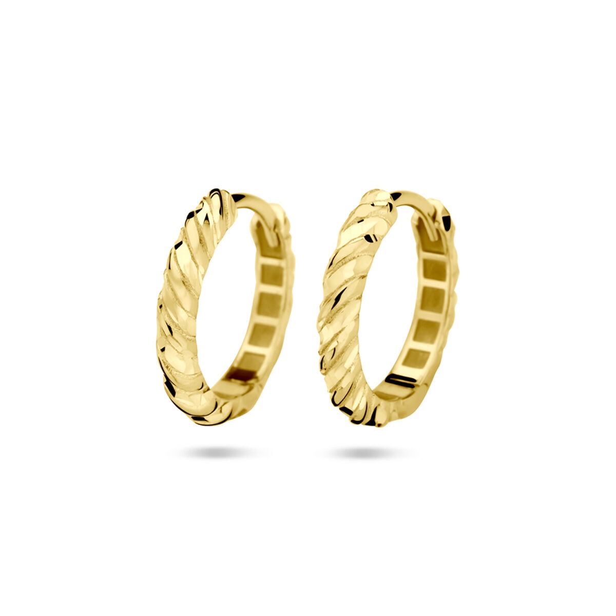 Boucles d'oreilles en or jaune 14 carats avec un design torsadé.