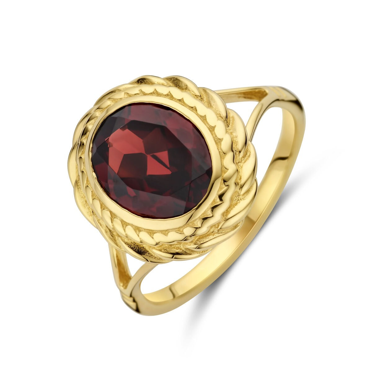 Bague en or 14 carats avec un grenat de forme ovale, monture tressée.