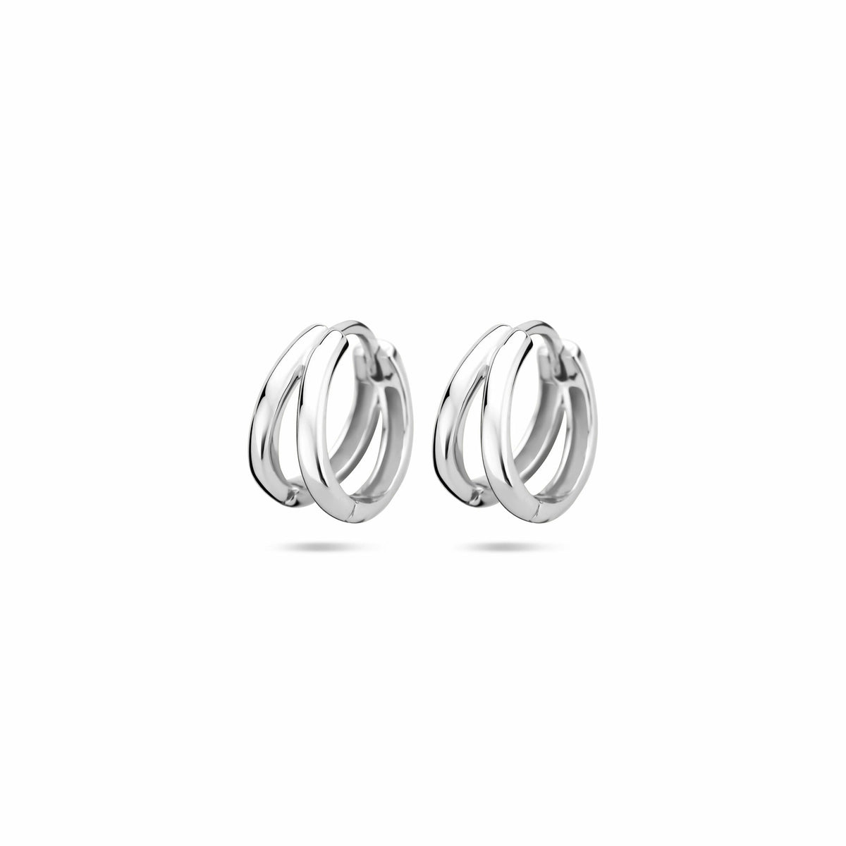 Boucles d'oreilles en argent rhodié 925, de forme ronde avec un design entrelacé.