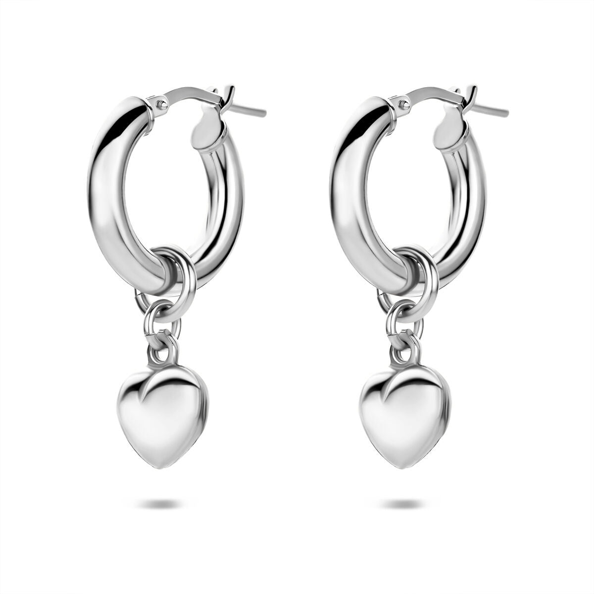Boucles d'oreilles en argent rhodié avec un pendentif en forme de cœur.