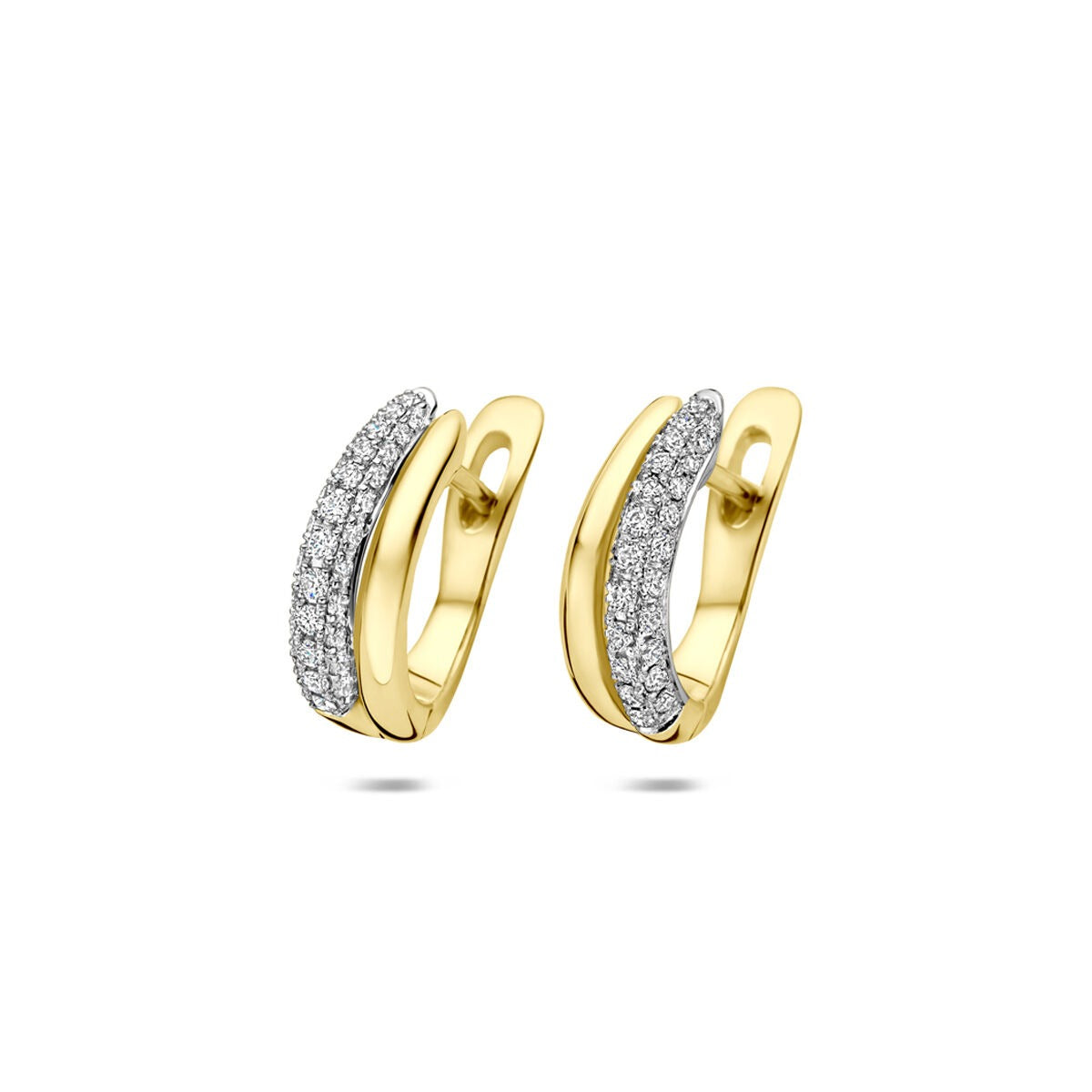 Boucles d'oreilles en or bicolore avec diamants, de forme courbée et brillante.