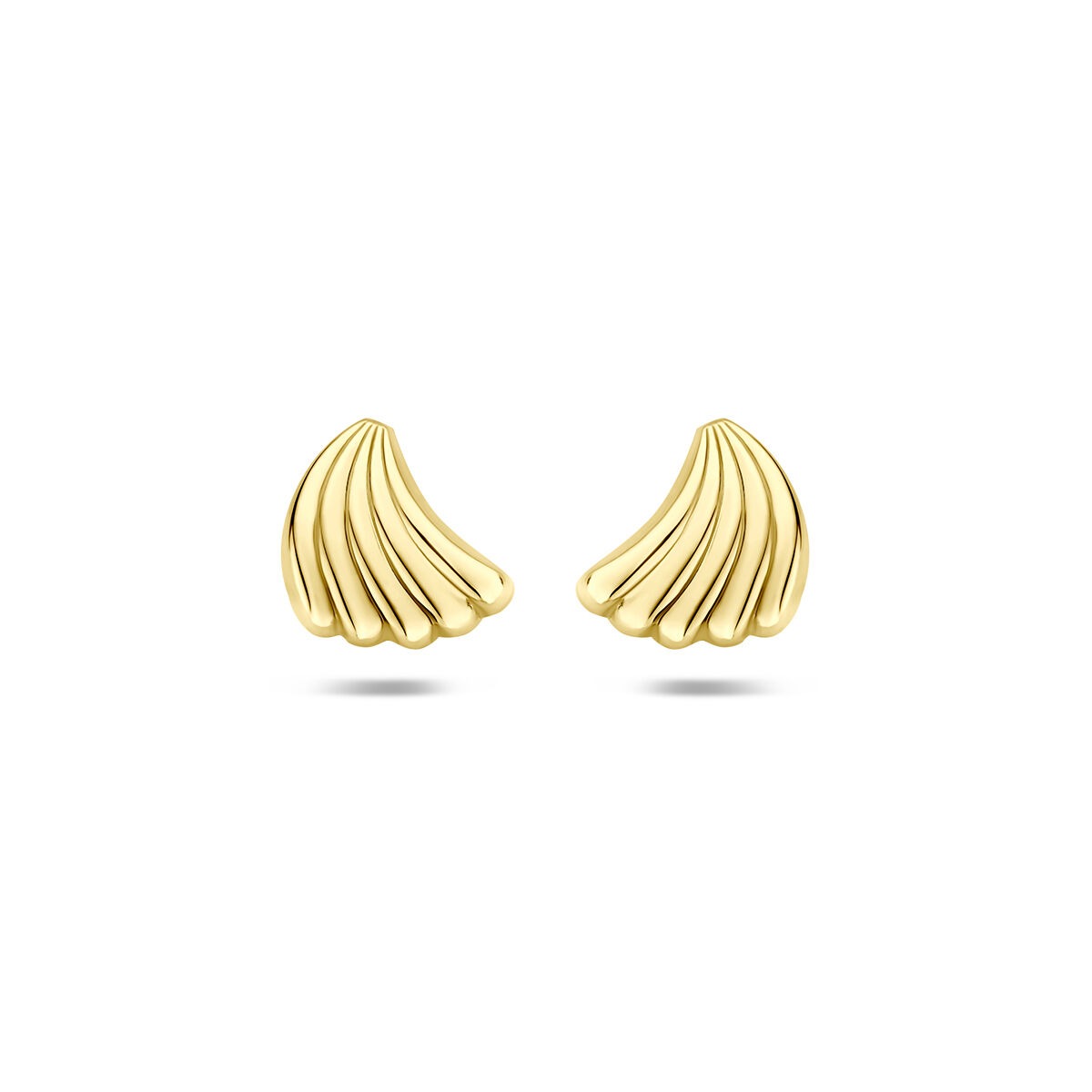 Boucles d'oreilles en or jaune 14 carats avec un design en forme de coquillage.