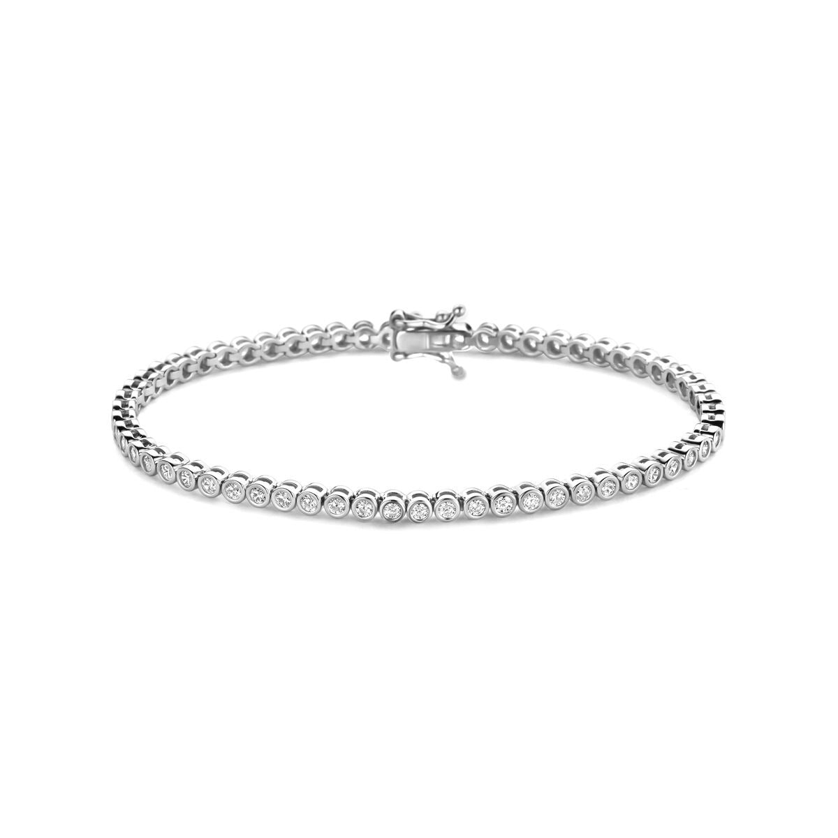 Zilveren tennisarmband van gerhodineerd 925 zilver met ronde zirkonia-steentjes.