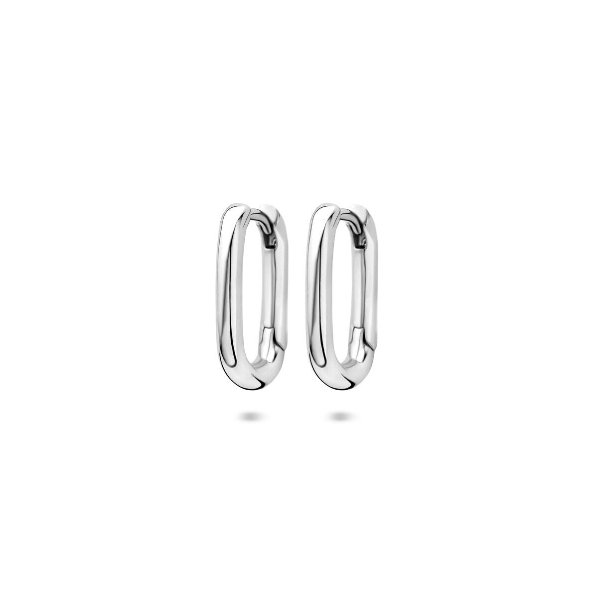 Boucles d'oreilles en argent rhodié, de forme allongée avec un design moderne.