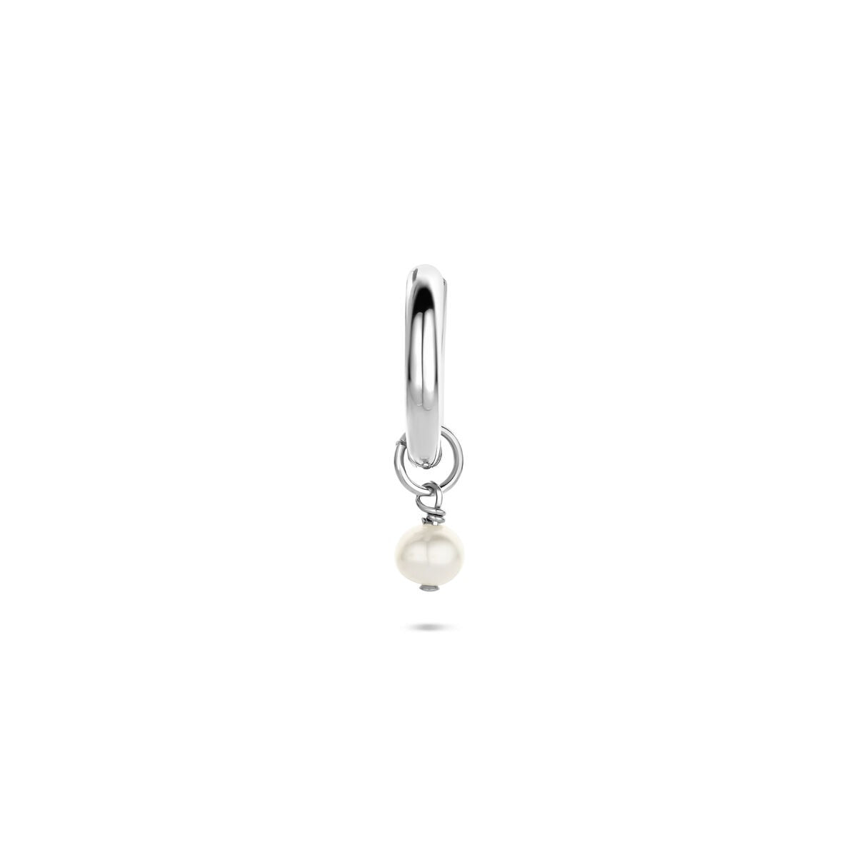 Boucle d'oreille en argent rhodié avec une perle blanche suspendue.