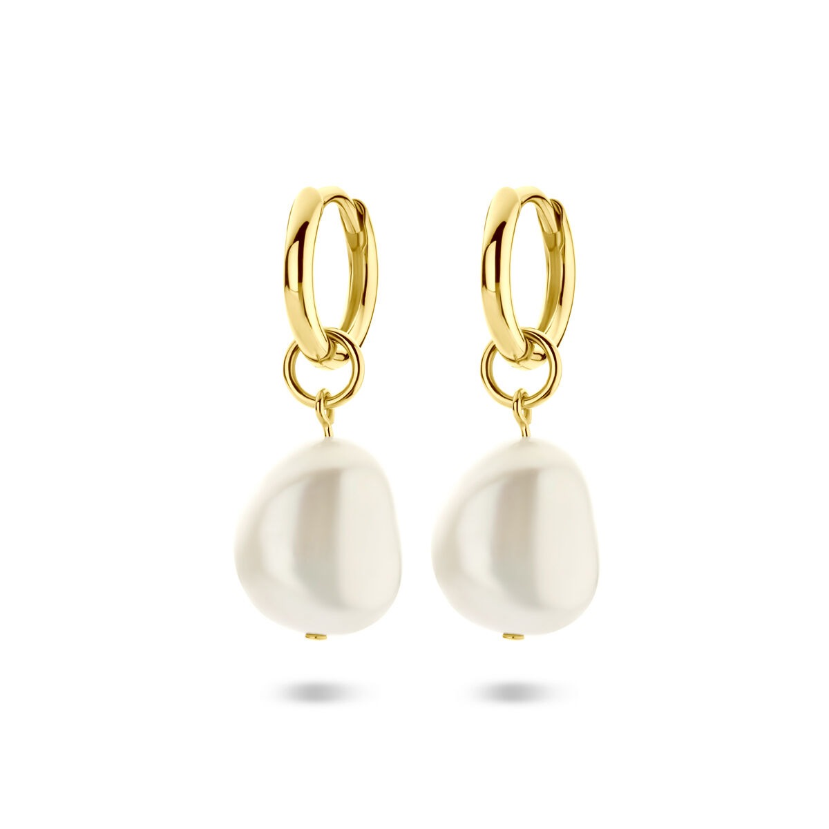 Boucles d'oreilles en argent doré avec des perles blanches en forme irrégulière.