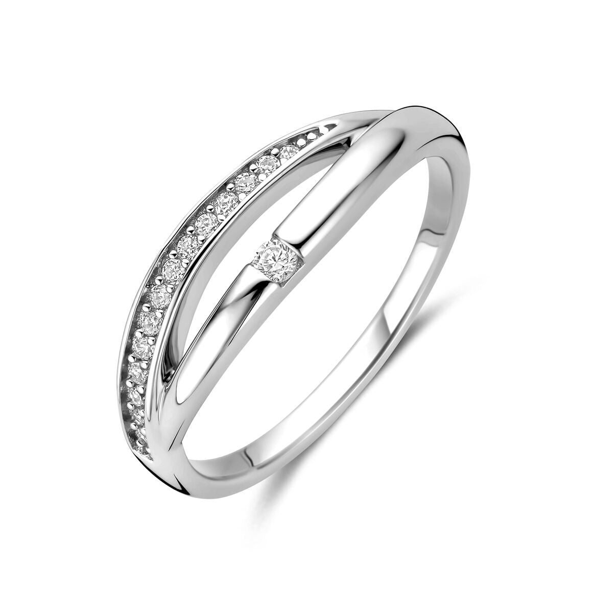 Bague en argent avec zircons, design en entourage rhodié, forme élégante et lisse.