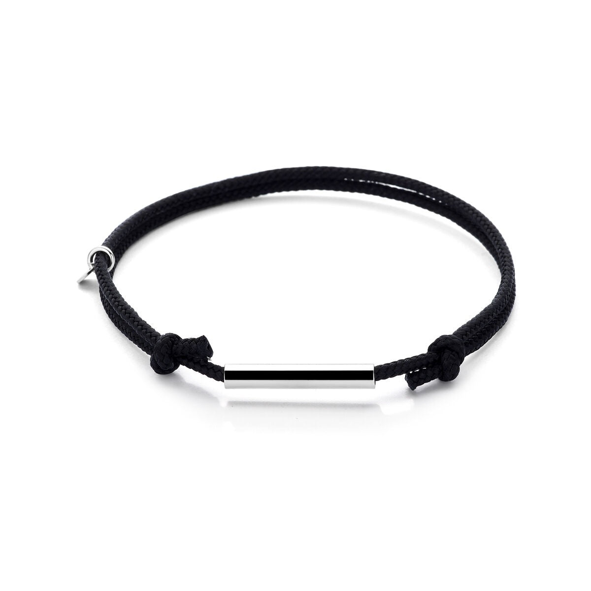 Zwarte katoenen armband met gerhodineerd staafje en verstelbare sluiting.