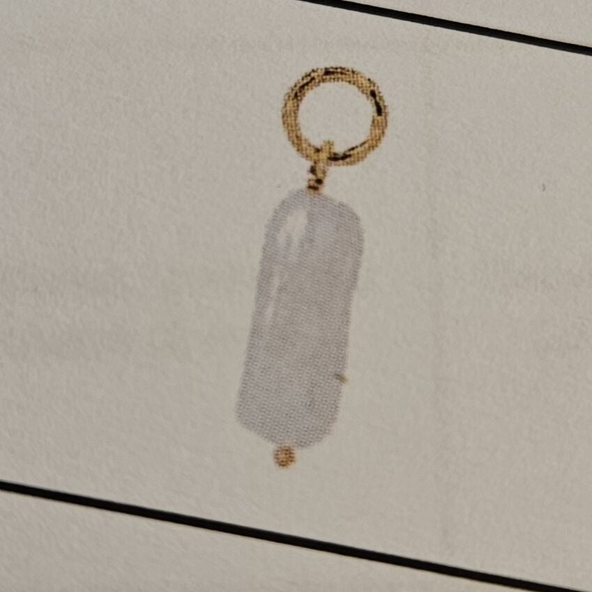 Boucle d'oreille en argent rhodié avec une perle, forme allongée et détail doré.