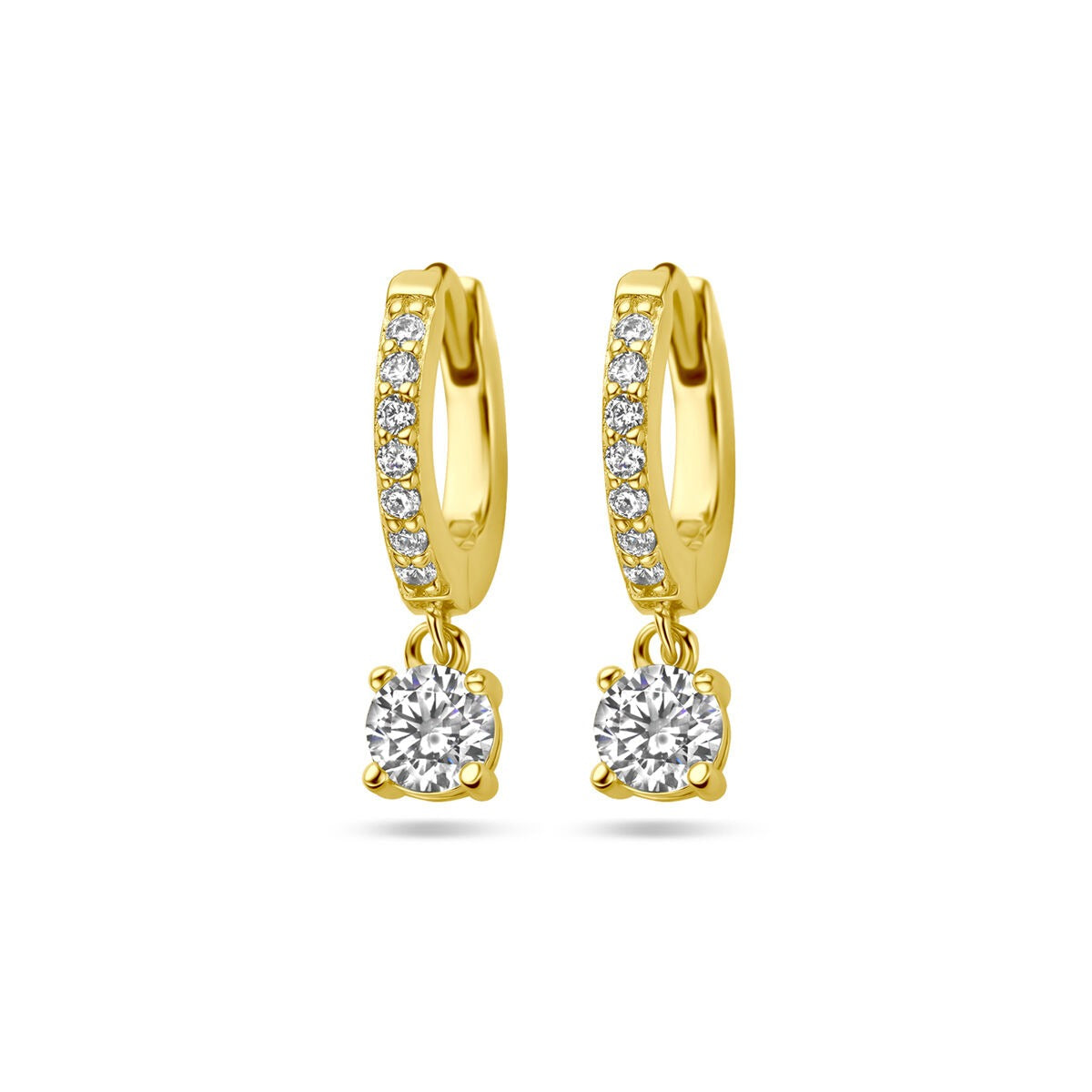 Boucles d'oreilles en argent doré avec zircons brillants en sertissage entourage.