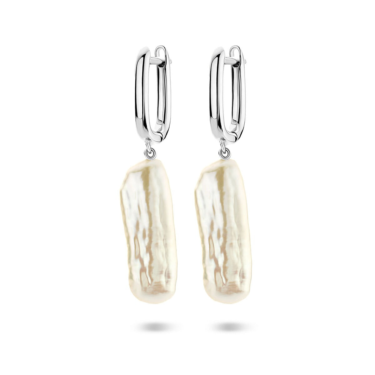 Boucles d'oreilles en argent rhodié avec perles, de forme allongée, mesurant 38 mm.