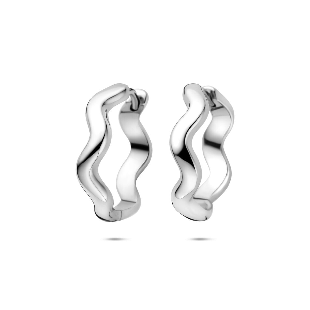 Boucles d'oreilles en argent rhodié de 20 mm, au design ondulé et brillant.