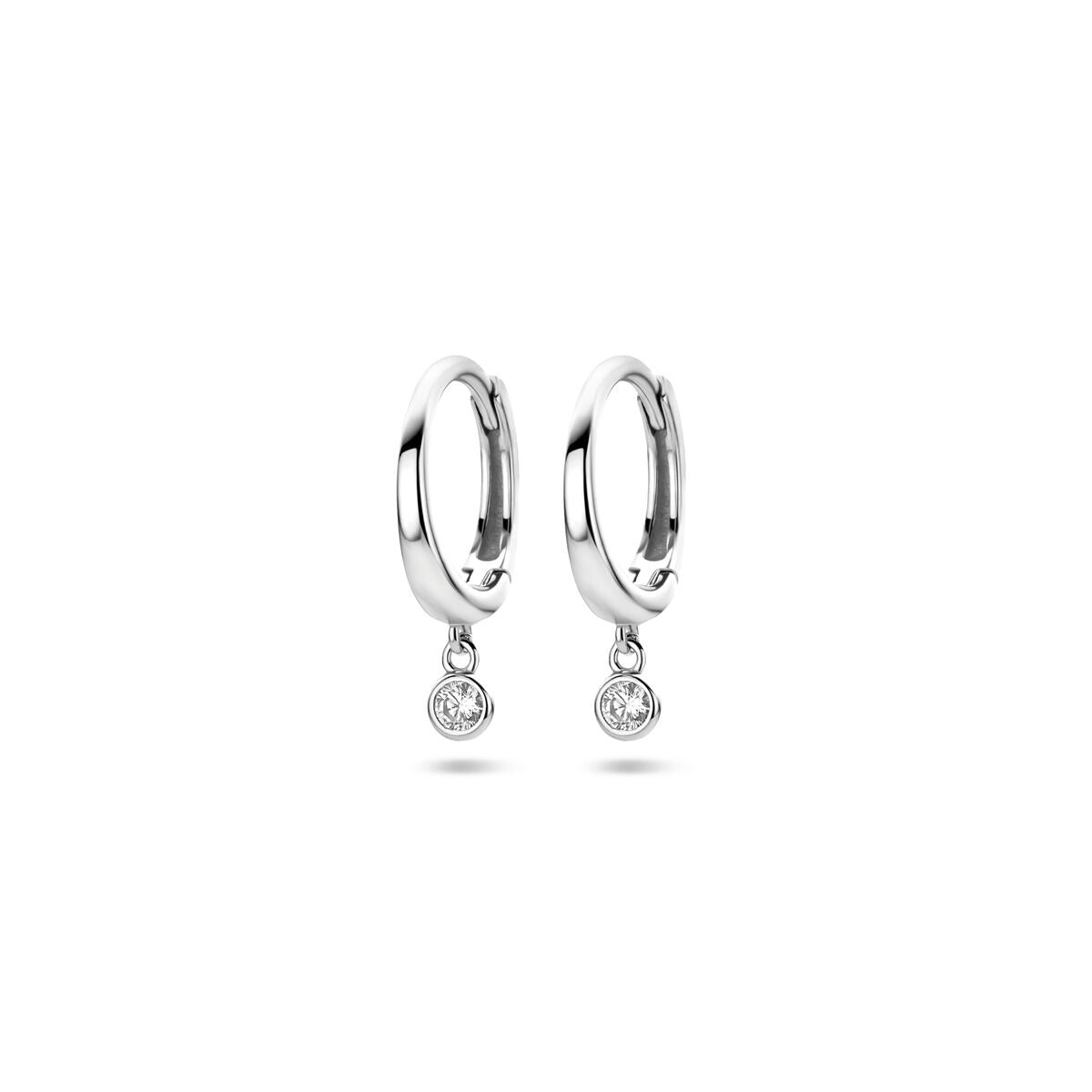 Boucles d'oreilles en argent rhodié avec zirconia, hauteur de 16 mm, design simple et élégant.