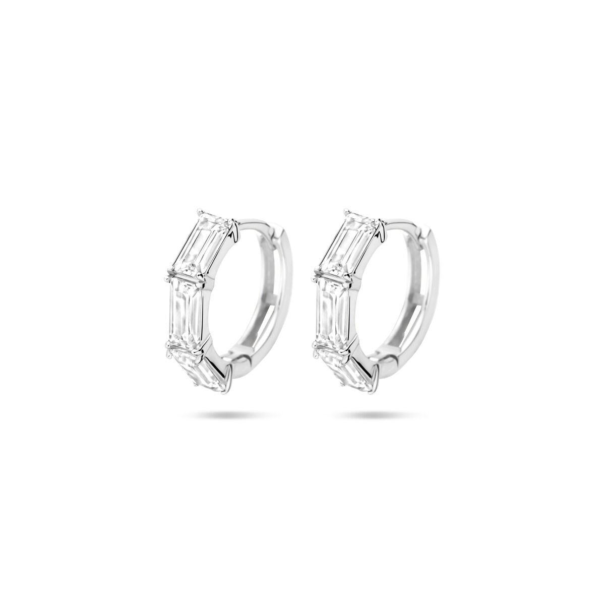 Boucles d'oreilles en argent rhodié avec zircons baguette, diamètre de 15,5 mm.
