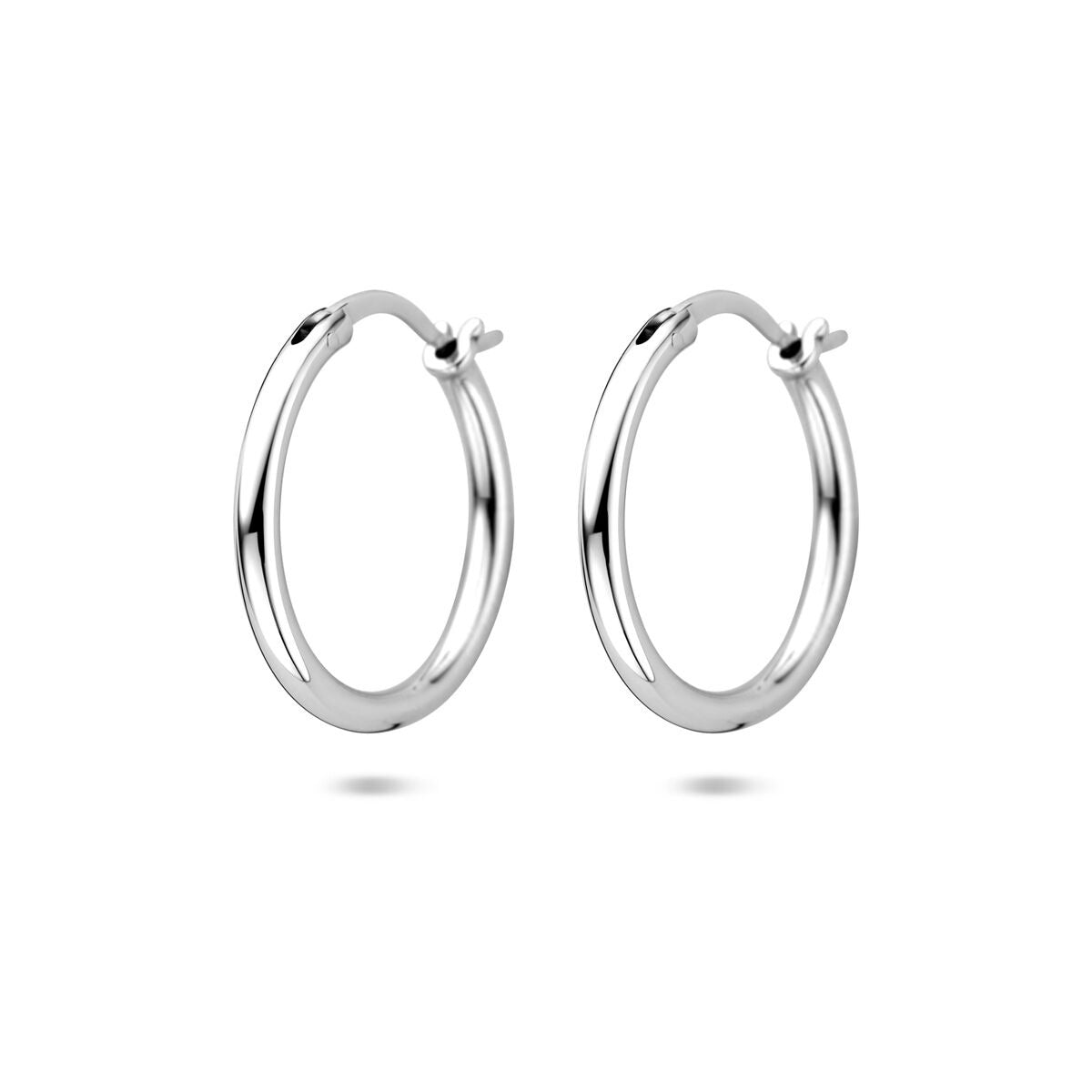 Boucles d'oreilles en argent rhodié, de forme ronde et lisse.