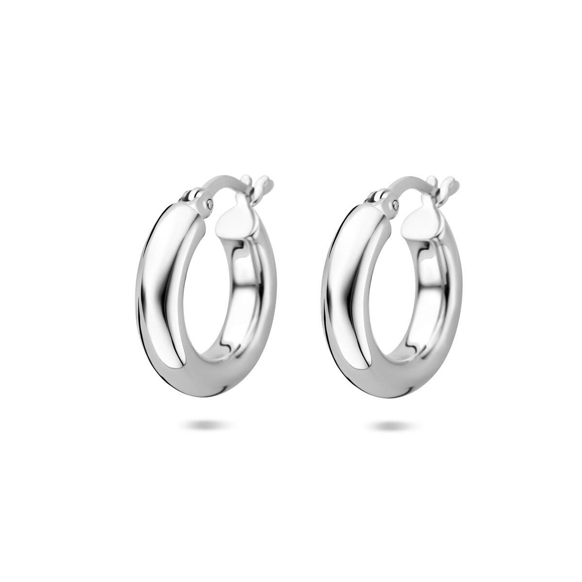 Boucles d'oreilles en argent rhodié de 17 mm, au design lisse et brillant.
