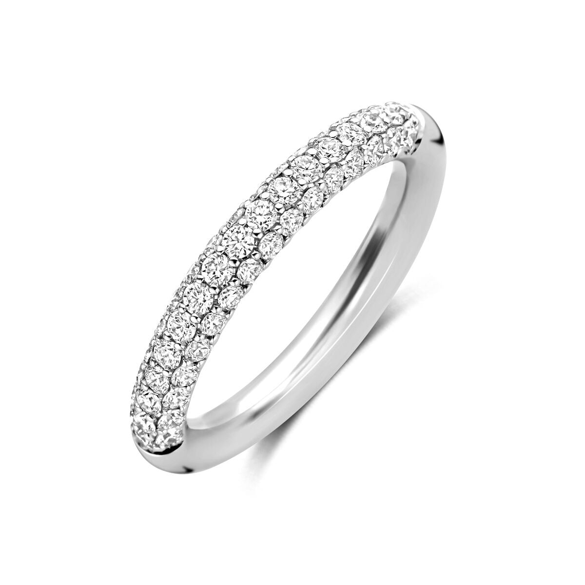 Bague en or blanc 14 carats avec des diamants sertis pavé.