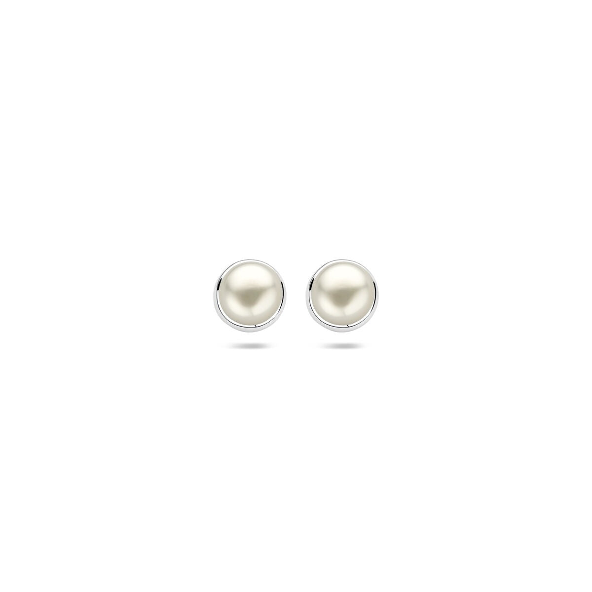 Boucles d'oreilles en argent rhodié avec perles d'eau douce, forme ronde.