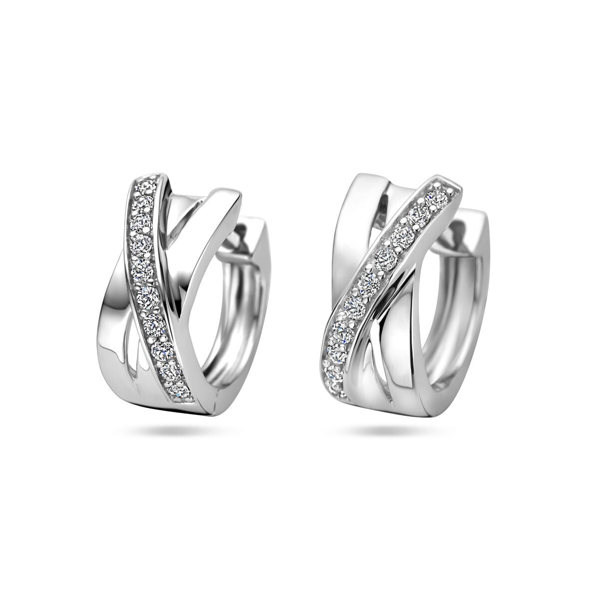 Boucles d'oreilles en argent rhodié 925 avec zirconias, de forme ondulée et moderne.
