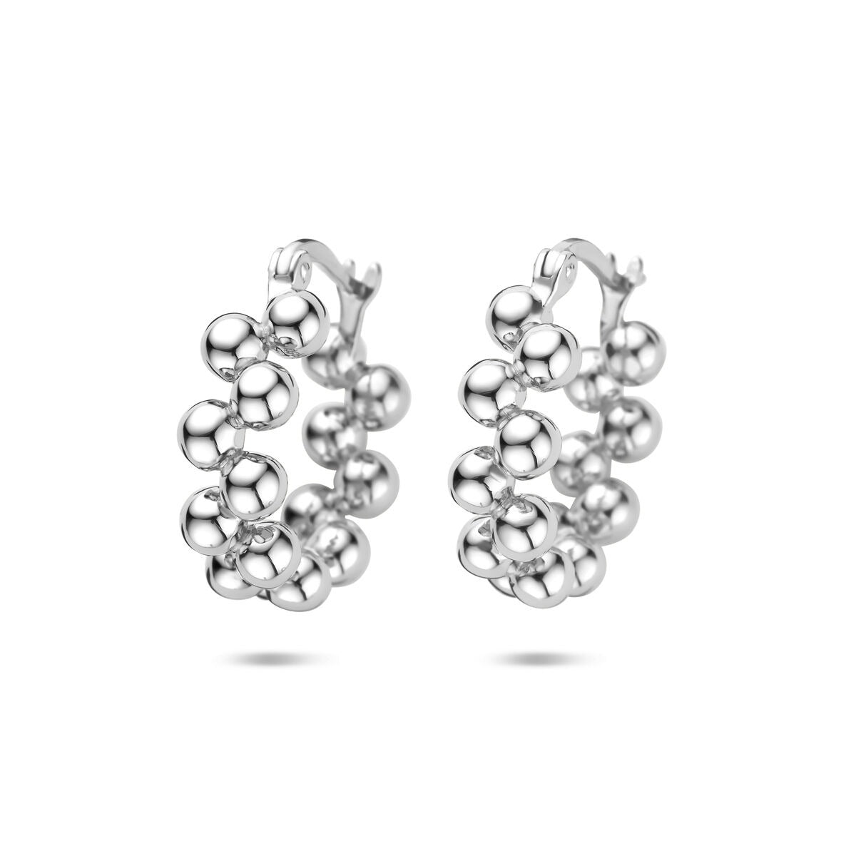 Boucles d'oreilles en argent rhodié, formées de perles arrondies.