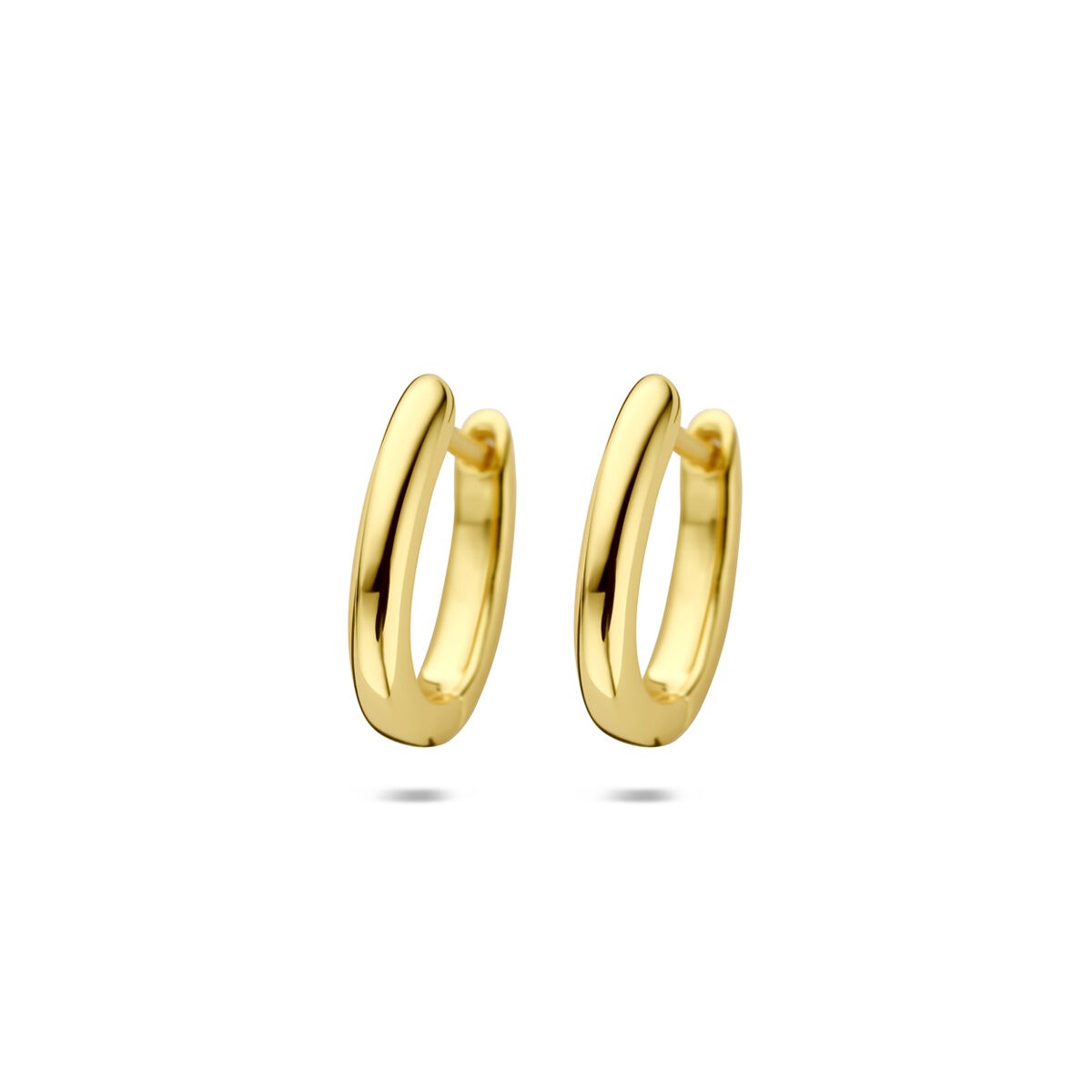 Boucles d'oreilles en argent doré, au design compact et intemporel.