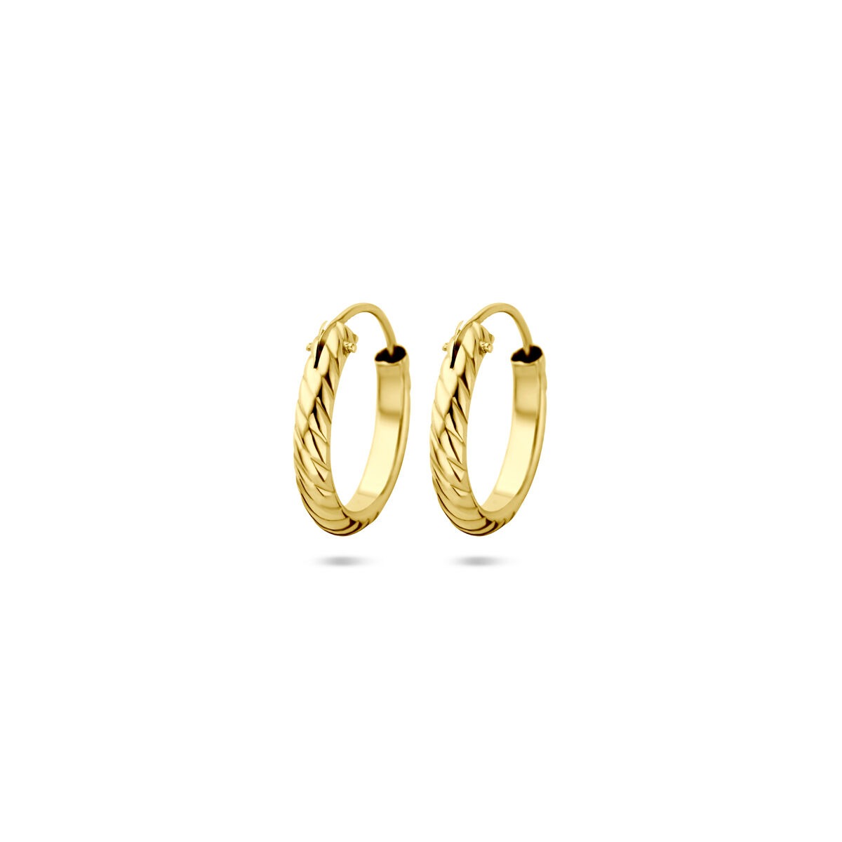 Boucles d'oreilles en or jaune 14 carats avec un design torsadé.