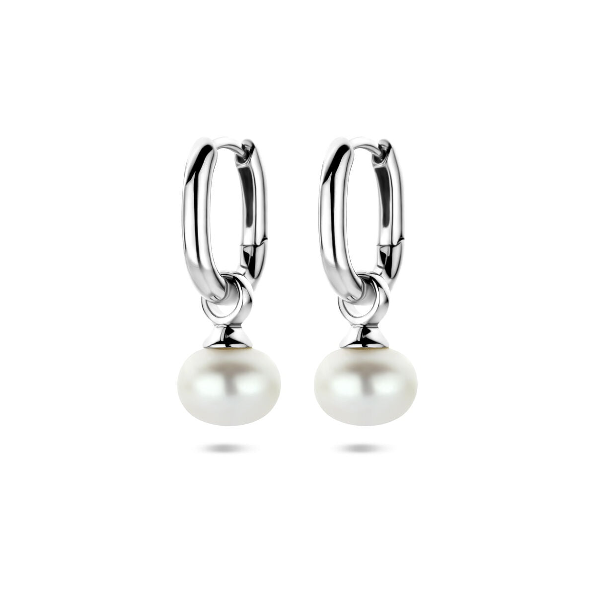 Boucles d'oreilles en argent rhodié avec perles blanches, d'un diamètre de 23 mm.