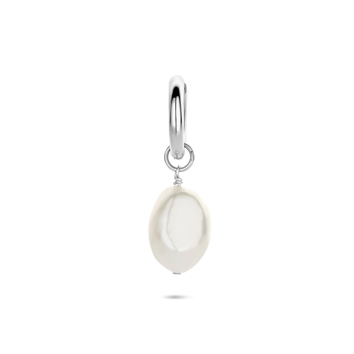 Boucle d'oreille en argent avec perle blanche, forme ovale, diamètre de 18 mm.