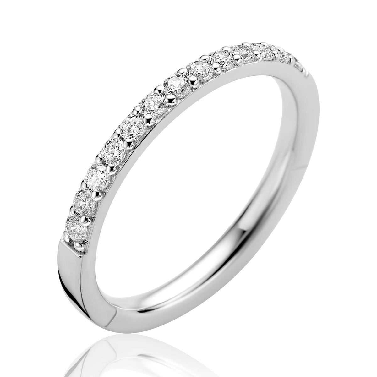 Zilveren ring met zirkonia's, voorzien van een gladde afwerking en een rij schitterende steentjes.