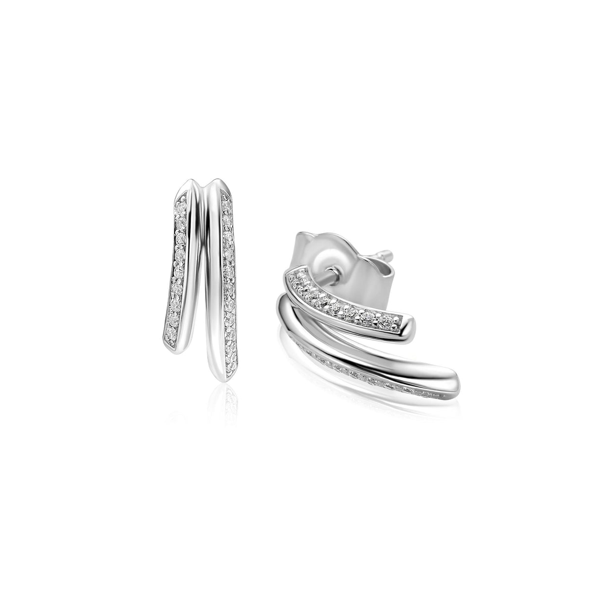 Boucles d'oreilles en argent avec des lignes ondulées et des zircons scintillants.