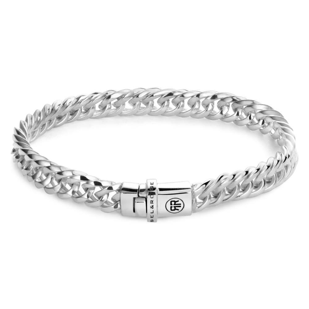 Zilveren armband van 925 staal met een gevlochten ontwerp en een stevige sluiting.