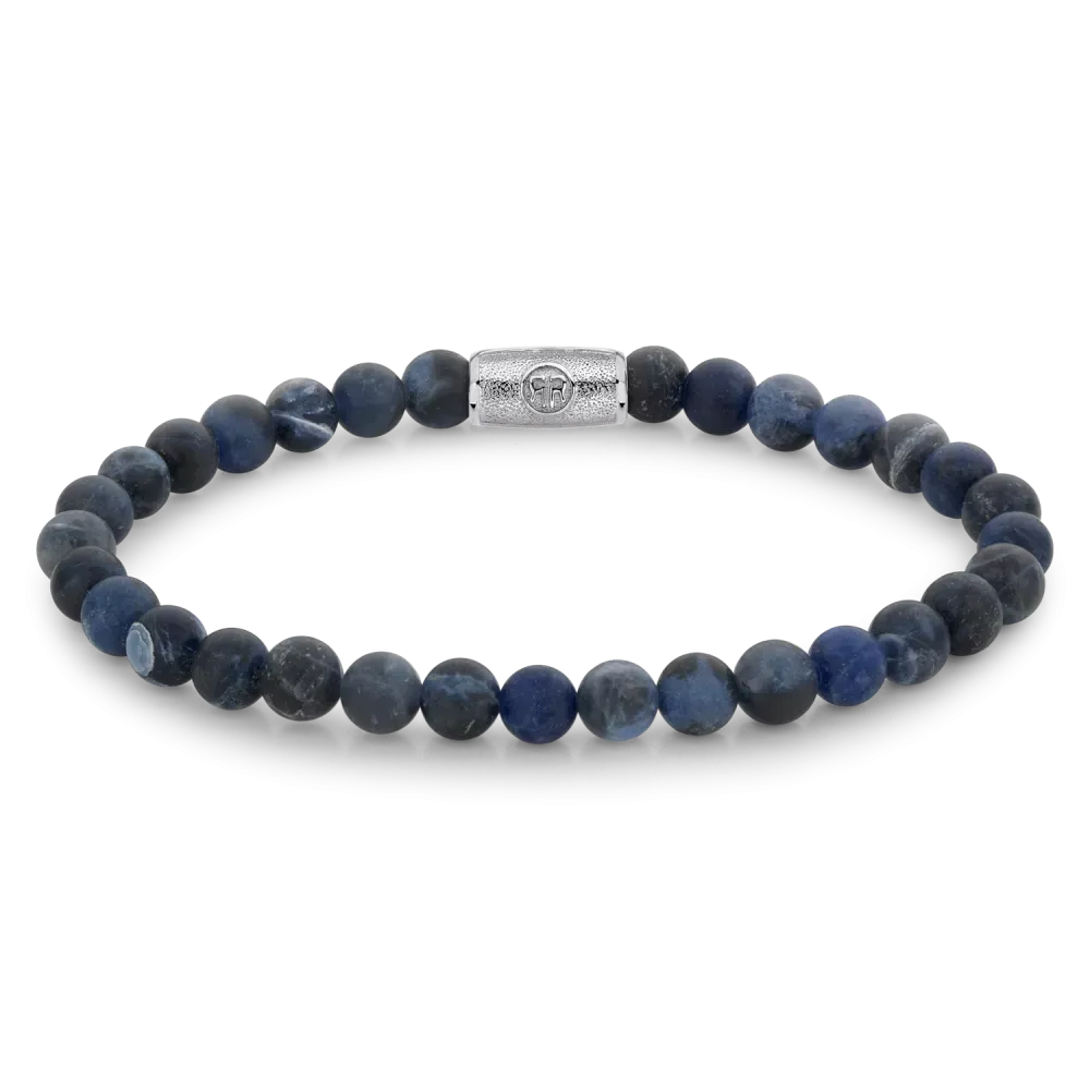 Bracelet pour homme en perles de couleur bleu nuit, avec un fermoir en métal argenté.