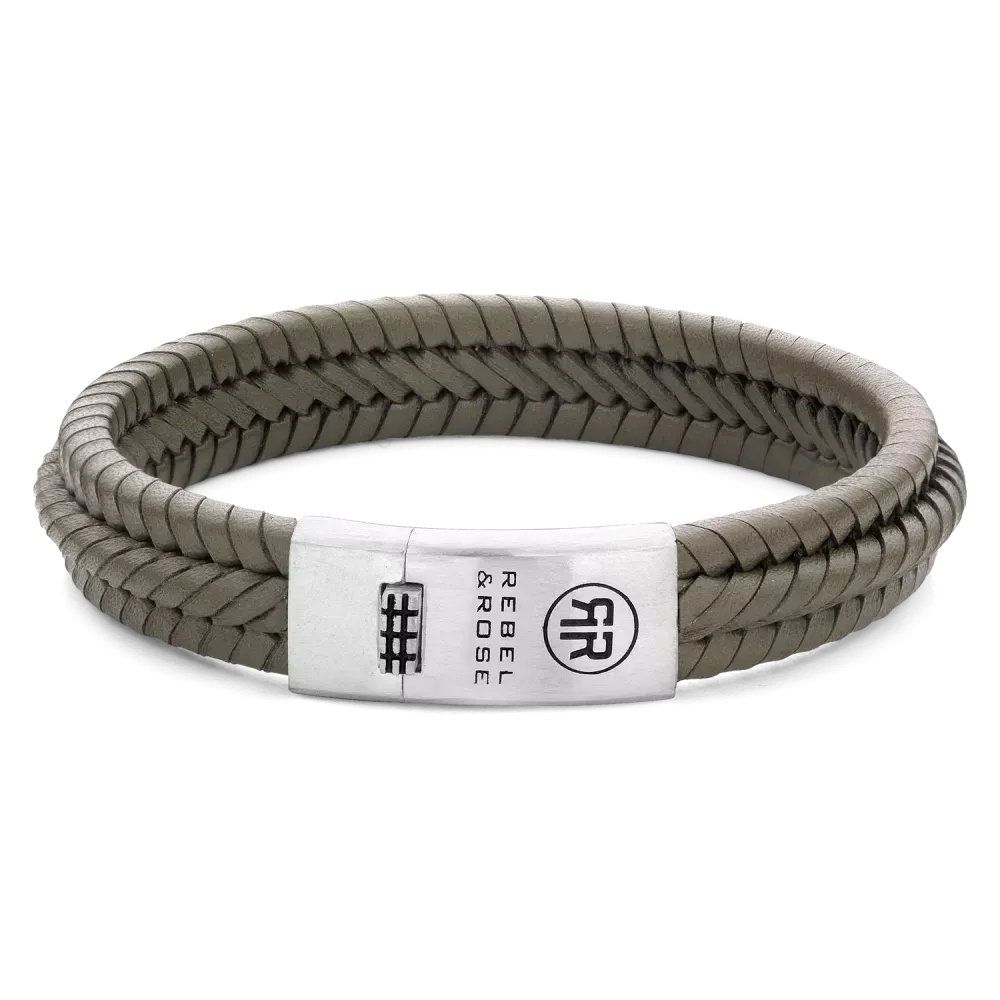 Bracelet en cuir tressé gris avec fermoir en métal argenté.
