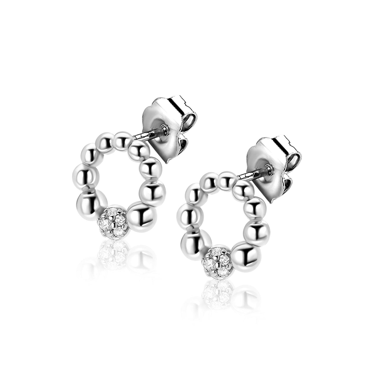 Boucles d'oreilles en argent avec des perles et un détail en zircon.