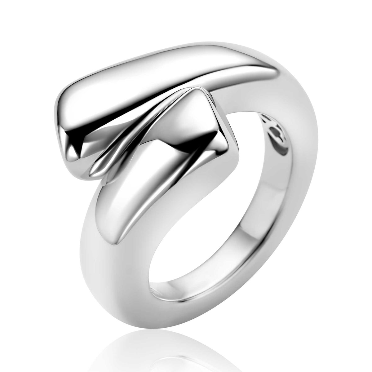 Bague en argent avec un design moderne et sculptural, présentant des formes géométriques lisses.