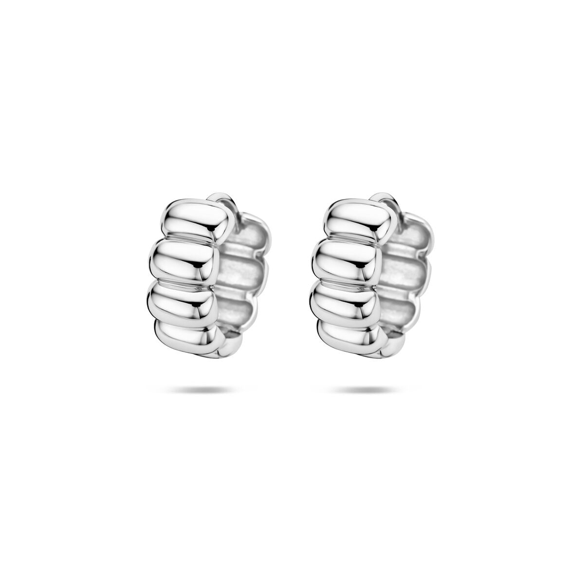 Boucles d'oreilles en argent rhodié, de forme ronde avec des maillons superposés.