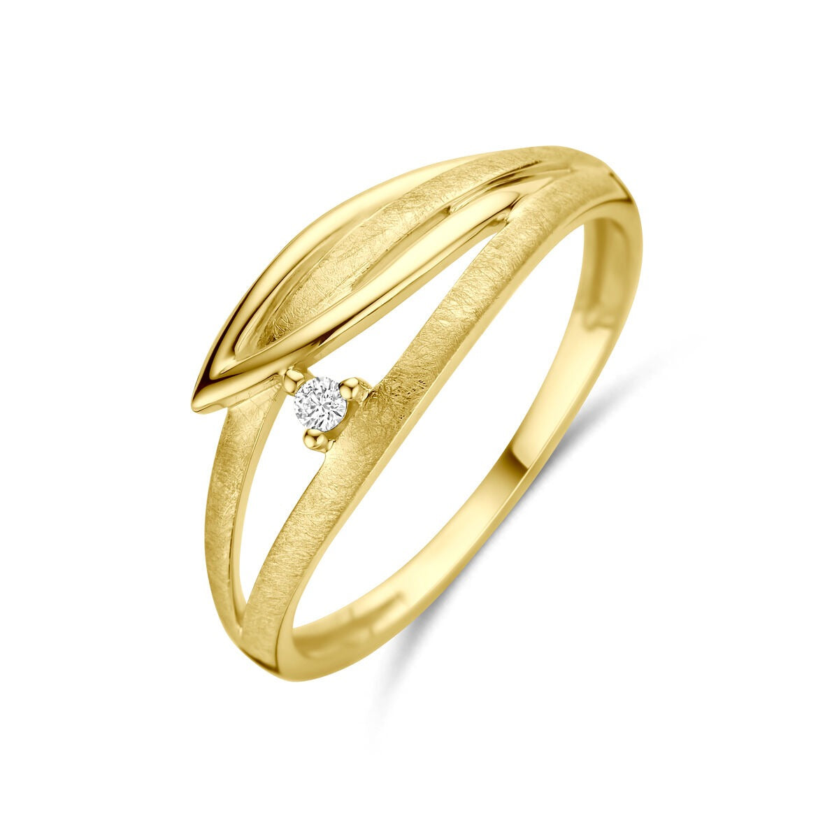 Bague en or jaune 14 carats avec un diamant, large de 7 mm, au design élégant.