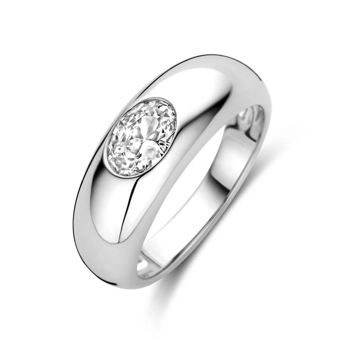 Bague en argent rhodié avec une zircone ovale, largeur de 7,5 mm.