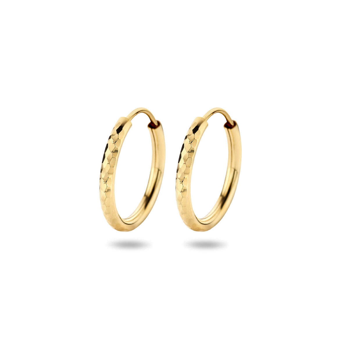 Boucles d'oreilles en or jaune 14 carats avec finition martelée.