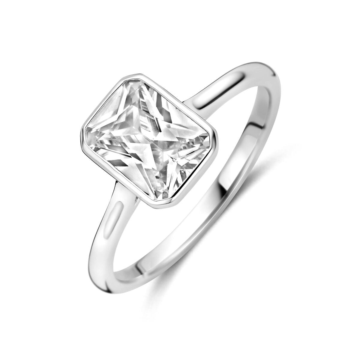 Bague en argent rhodié avec un zircon cubique taille émeraude, design simple et moderne.