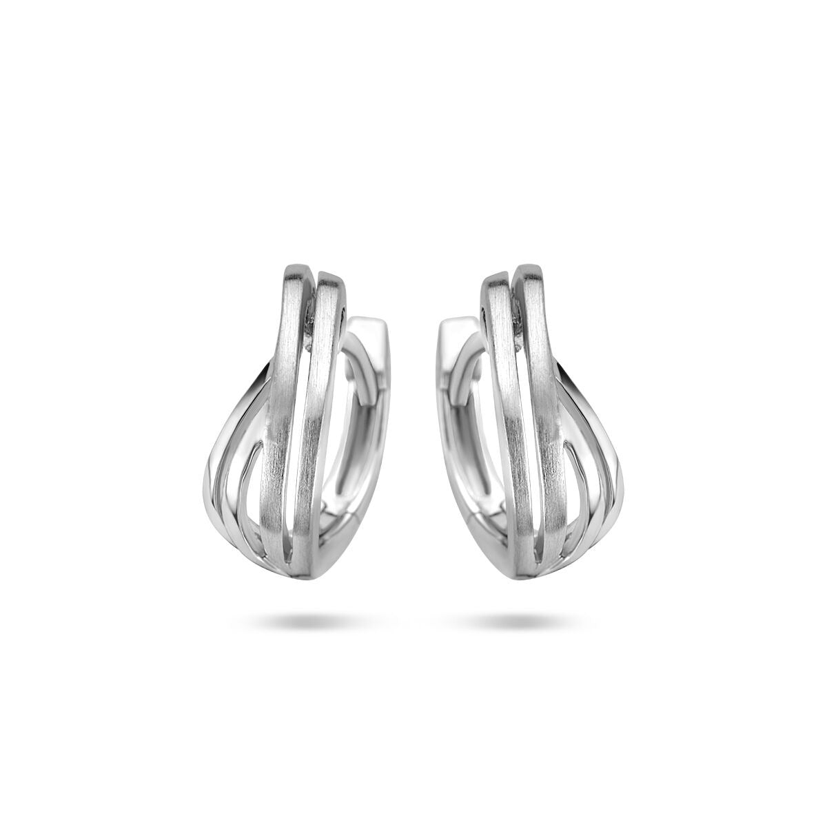 Boucles d'oreilles en argent rhodié avec un design entrelacé.