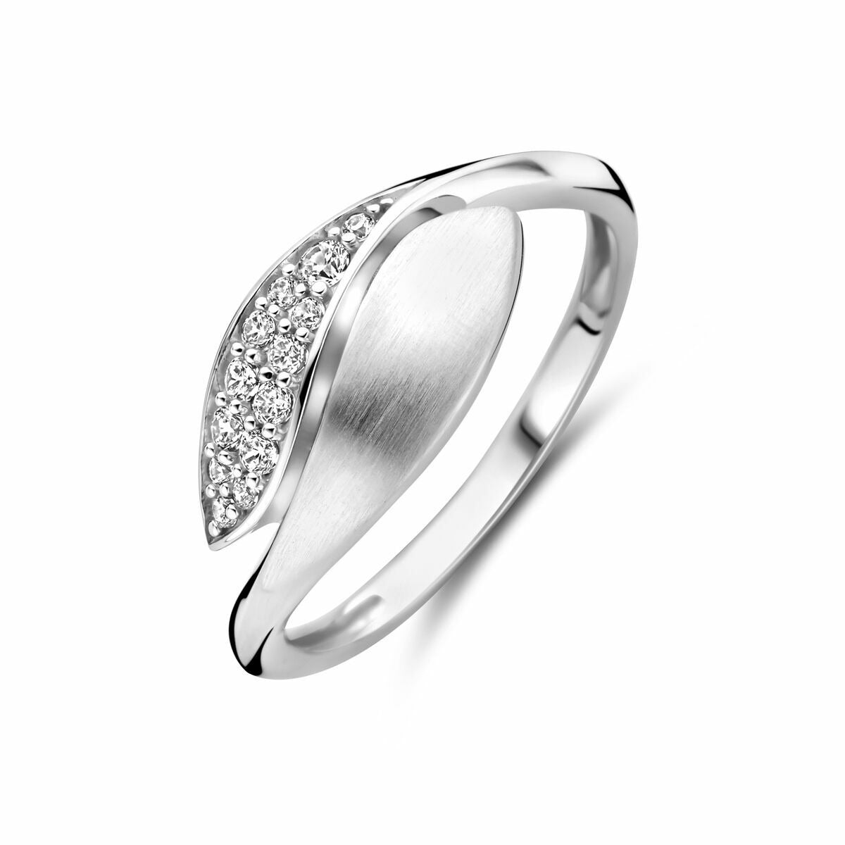 Bague en argent rhodié de 8,5 mm de large avec zirconia taillée en brillant, finition mate et brillante.