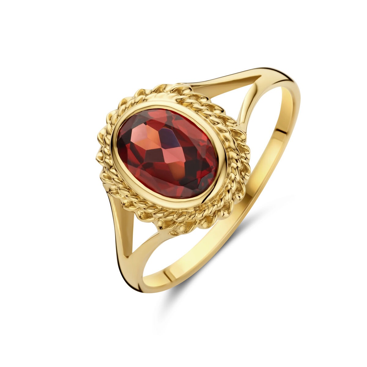 Bague en or jaune 14 carats avec un grenat ovale facetté, entouré d'un motif tressé.