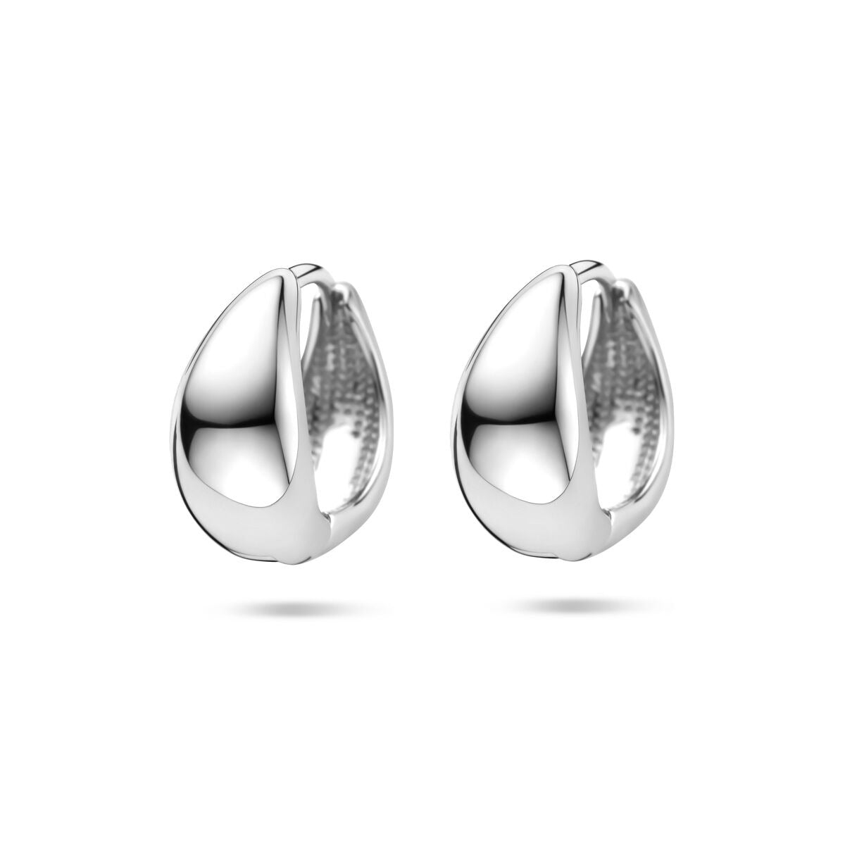 Boucles d'oreilles en argent en forme de goutte, mesurant 15x7mm, avec une finition brillante.
