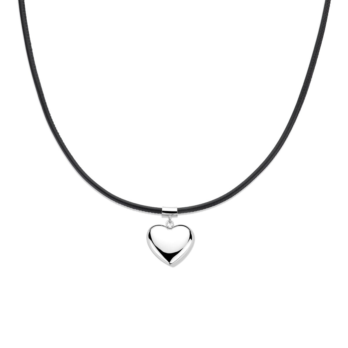 Collier en argent rhodié avec un pendentif en forme de cœur et cordon noir.