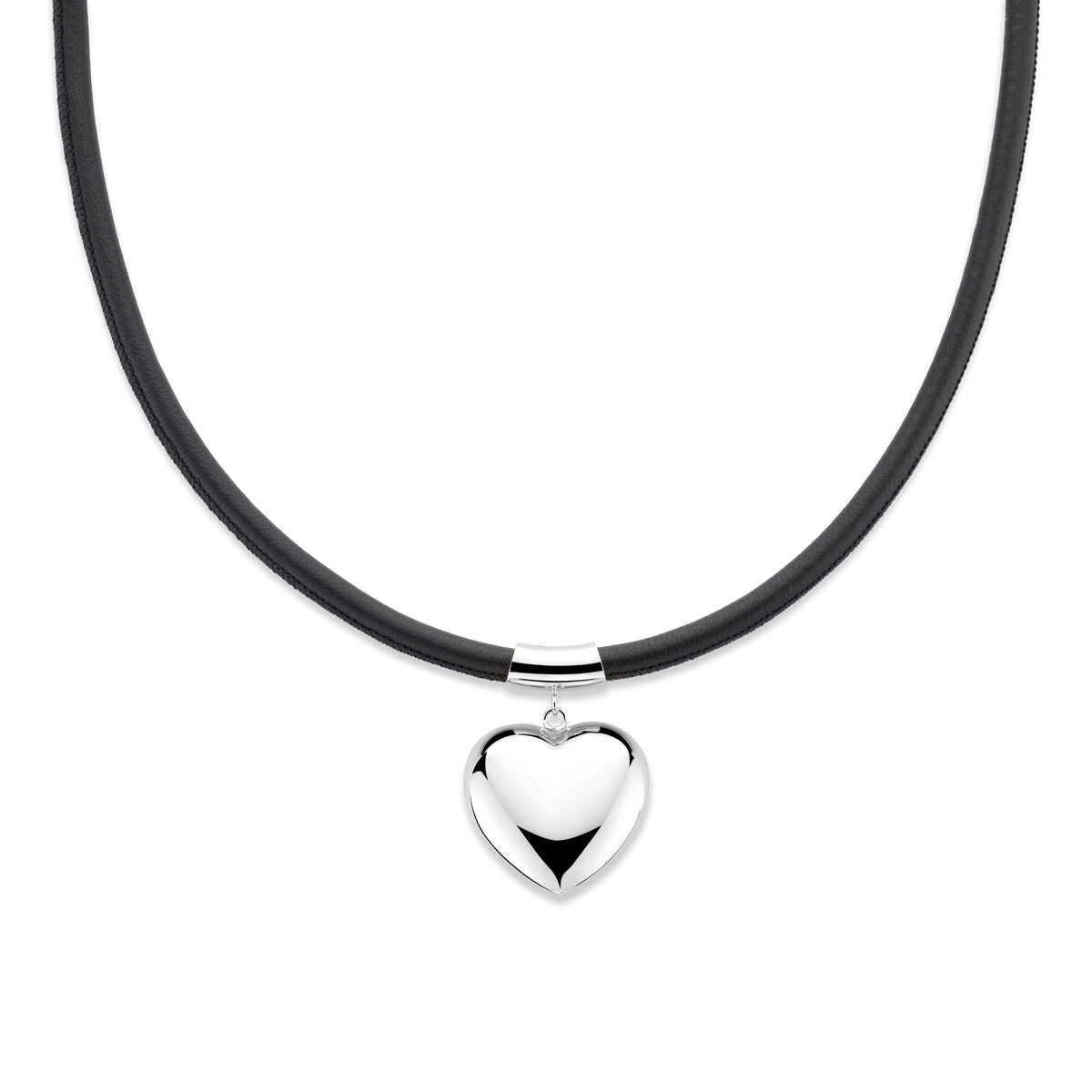 Collier en argent rhodié avec un pendentif en forme de cœur et cordon noir.