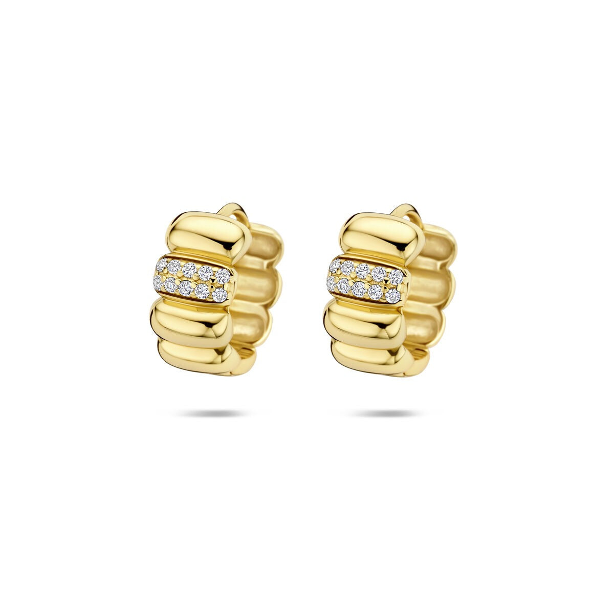 Boucles d'oreilles en argent jaune doré avec des zircons, de forme ondulée et brillante.